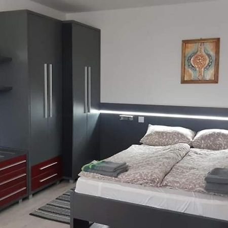 Komárno Szoba Konyha Lakas מראה חיצוני תמונה